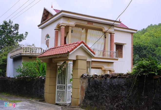 Theo quan sát, dọc con đường đi lên khu bảo tồn thiên nhiên rừng sến có rất nhiều căn nhà tầng được xây dựng kiên cố. Những căn nhà này nằm cách nhau khoảng 100 m.