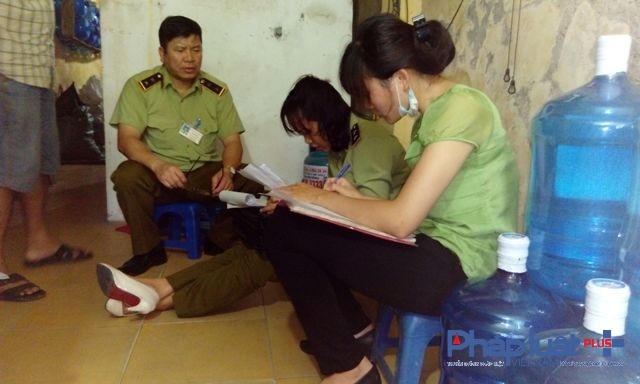 Lực lượng chức năng đang tiến hành lập biên bản kiểm tra cơ sở vi phạm.