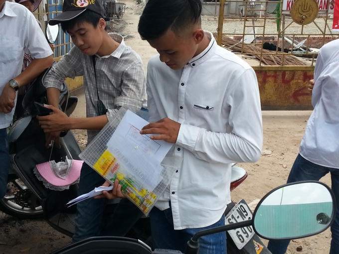 Kiểm tra giấy tờ, bút trước khi vào thi.
