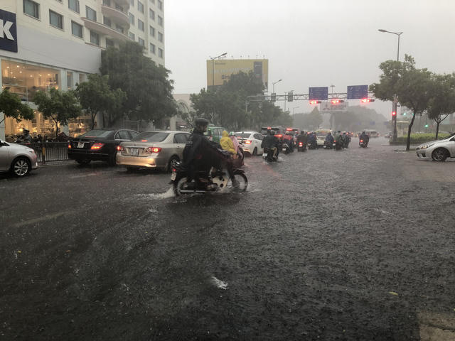 Mưa như trút nước chiều 2/6.