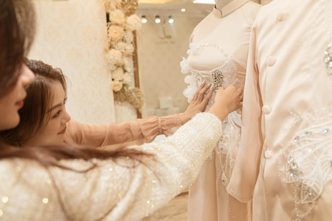 Thiết kế một chiếc áo dài là một việc đơn giản tuy nhiên làm thế nào để chiếc áo dài ẩn chứa ý nghĩa của tình yêu đôi lừa đó mới là điều khó. NTK Lan Anh Lê luôn cho rằng: “Áo dài là hồn cốt của dân tộc và sứ mệnh của chị là mang sự hiện đại và sang trọng vào tà áo dài cứoi để được giới trẻ yêu thích và luôn cảm thấy đầy kiêu hãnh khi được khoác lên mình thiết kế của mình trong ngày trọng đại”.