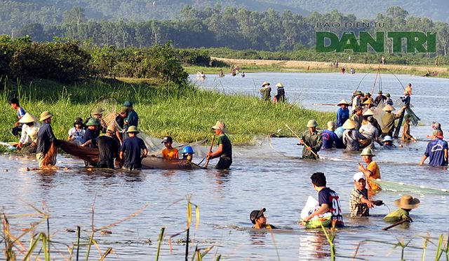 Không khí hội đánh bắt cá rất náo nhiệt, phấn khích khiến không ít du khách cũng cởi bỏ áo quần, tư trang xuống đánh bắt với bà con.