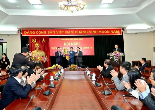 Ủy viên Bộ Chính trị, Bí thư Trung ương Đảng, Trưởng Ban Tuyên giáo TƯ Võ Văn Thưởng tặng hoa chúc mừng Tổng Biên tập Báo Nhân Dân, Chủ tịch Hội Nhà báo Việt Nam Thuận Hữu kiêm giữ chức Phó Trưởng ban Tuyên giáo Trung ương. Ảnh- Sơn Hải