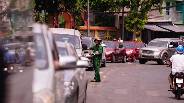 TPHCM: Người d&acirc;n &ugrave;n &ugrave;n đi chơi lễ, xếp h&agrave;ng d&agrave;i chờ qua ph&agrave; B&igrave;nh Kh&aacute;nh