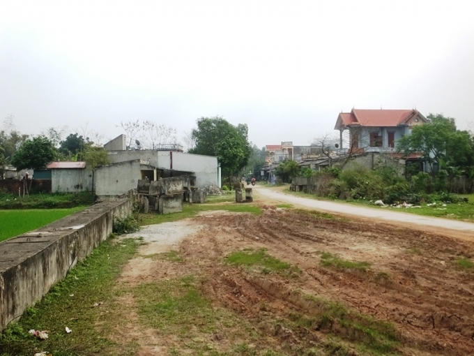 Trời mua thì trơn lội, nắng thì bụi "bạc lông mày".