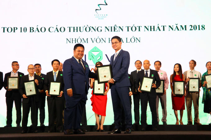 Đại diện Tập đoàn Novaland nhận giải thưởng Top 10 Báo cáo thường niên tốt nhất năm 2018 dành cho doanh nghiệp trong nhóm vốn hóa lớn (Large-Cap).