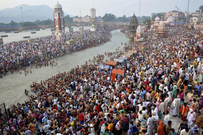Tín đồ Hindu và khách hành hương tụ tập bên sông Hằng