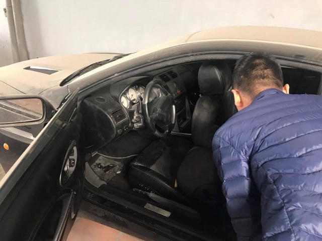 Ngoại thất xe bị đóng bụi dày đặc, bộ mâm HRE mạ chrome cũng không còn nổi bật như trước. Bên trong ca-bin, nội thất cũng có số phận tương tự khi một số chi tiết bị xuống cấp trầm trọng.