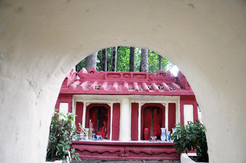 Ông Lâm Tam Lang được một số tài liệu xác định là ông tổ có hậu duệ đời thứ 4 là cụ Lâm Quang Ky - Phó tướng của anh hùng dân tộc Nguyễn Trung Trực. Hậu duệ đời thứ bảy là ông Lâm Đình Phùng lại không theo nghiệp binh đao, là nhạc sĩ Lam Phương, bắt đầu sáng tác nhạc khi mới 13 tuổi.