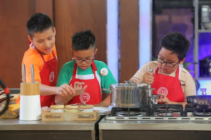 3 thành viên nam của đội Đỏ phụ trách món chính. 