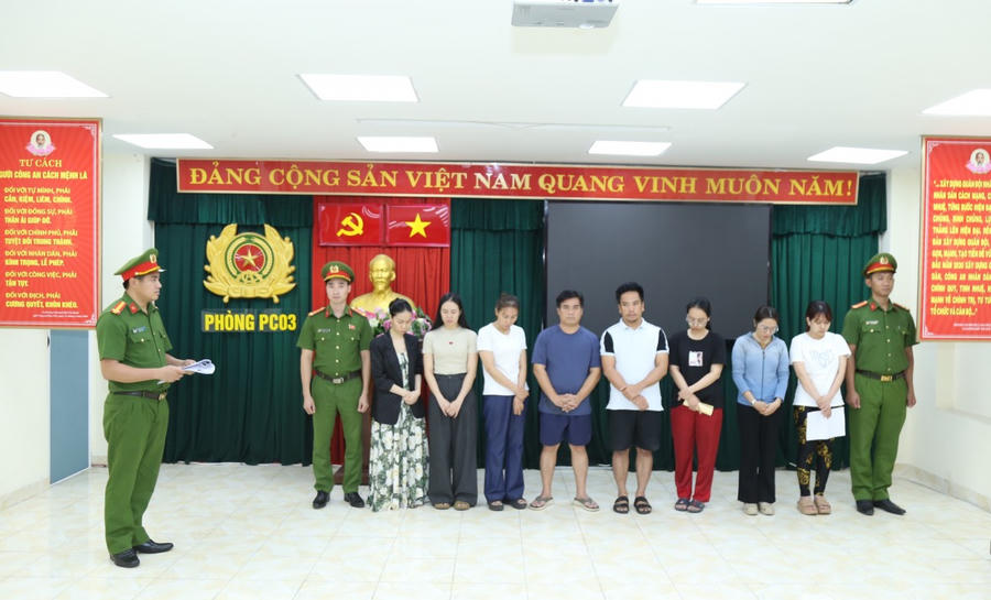 Cơ quan Cảnh sát điều tra thi hành lệnh bắt tạm giam các bị can.