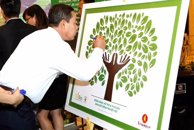 Một trong các hộ sản xuất ký cam kết đồng hành cùng chương trình của Vingroup.