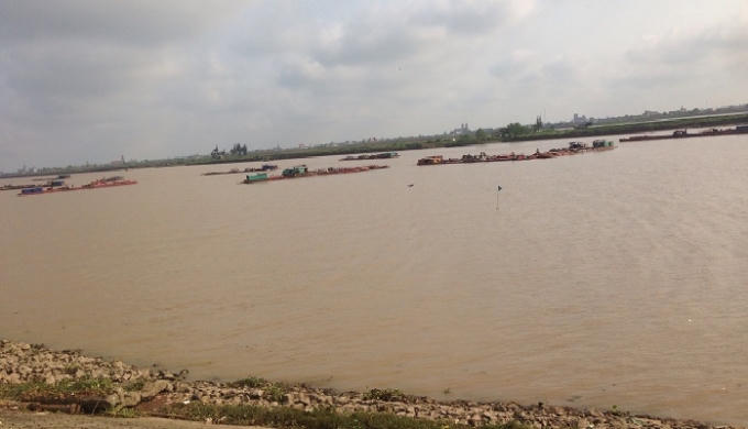 Khu vực tàu cát khai thác cát trái phép trên sông Hồng thuộc địa phận xã Nam Hồng (huyện Tiền Hải, tỉnh Thái Bình). Ảnh: Trung Du.
