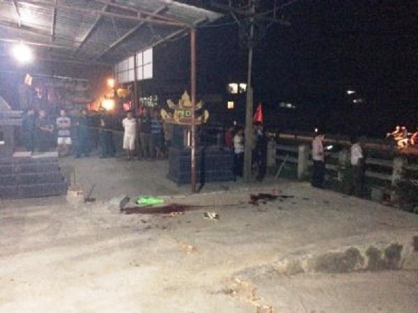 Mặc dù xảy ra lúc nửa đêm nhưng vụ việc thu hút rất đông người hiếu kỳ (Ảnh: otofun.net).