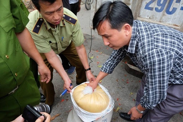 Lực lượng chức năng đang tiến hành kiểm tra số mỡ động vật không rõ nguồn gốc.