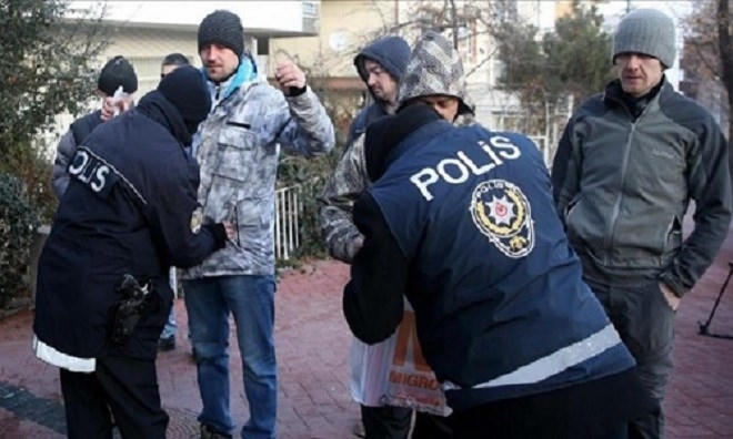 Cảnh sát Thổ Nhĩ Kỳ khám xét người ra vào khu phố có Đại sứ quán Nga ở Ankara.