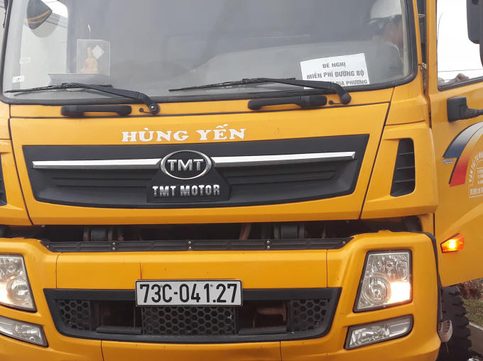 Nhiều xe tải dán trước xe dòng chữ: Đề nghị miễn phí đường bộ xe địa phương.