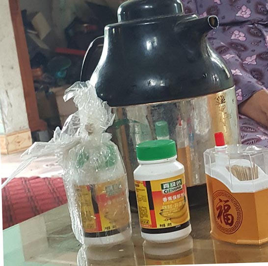 ...thì chỉ cần dùng lọ thuốc Tàu này có giá 200.000 đồng, bảo quản được 15 tấn chuối.