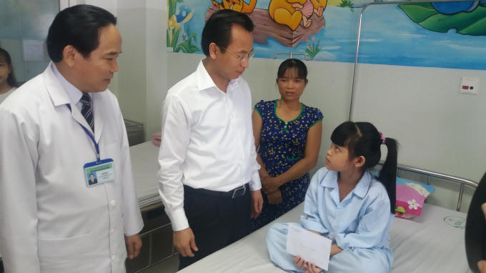 Bí thư Thành ủy Đà Nẵng Nguyễn Xuân Anh (áo trắng, giữa) thăm hỏi, tặng quà bệnh nhân nhi nhân ngày quốc tế thiếu nhi 1/6.