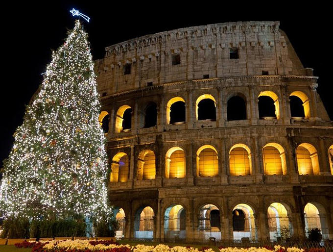 Cây thông đẹp nhất thế giới ở thành Rome, Ý: Được đặt tại quảng trường Thánh Phêrô, cây thông Noel đẹp nhất của Rome khiến người chiêm ngưỡng phải ngẩn ngơ bởi vẻ uy nghi, sinh động và khung cảnh tráng lệ chung quanh và nó cũng được đánh giá là cây thông đẹp nhất thế giới