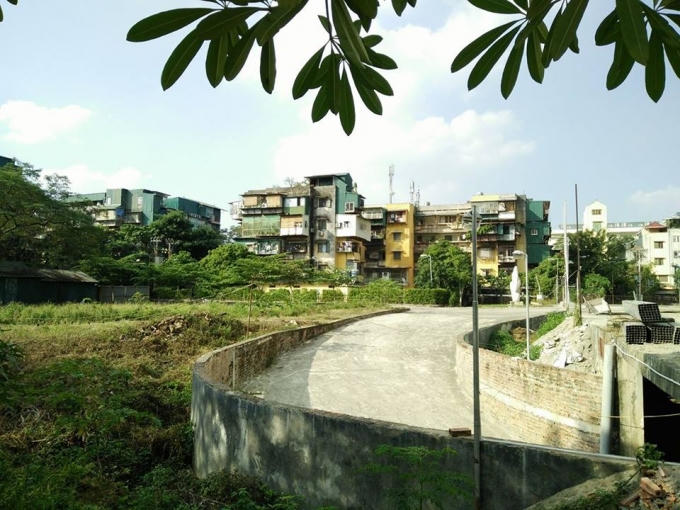 Nhìn bãi đất bỏ không gây lãng phí lớn, nhiều người dân trong khu vực rất bức xúc.