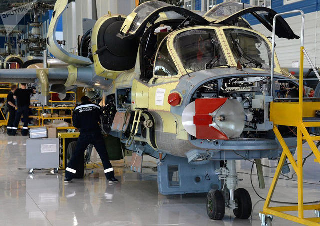 Trực thăng tấn công Ka-52 Alligator (Cá sấu) là phiên bản mới được thiết kế dựa trên mẫu trực thăng tấn công và trinh sát Ka-52. Đây là sản phẩm của hãng chế tạo trực thăng Kamov nổi tiếng của Nga. Trong ảnh: các công nhân làm việc tại xưởng lắp ráp Cá sấu Ka-52 tại vùng lãnh thổ Primorye của Nga.