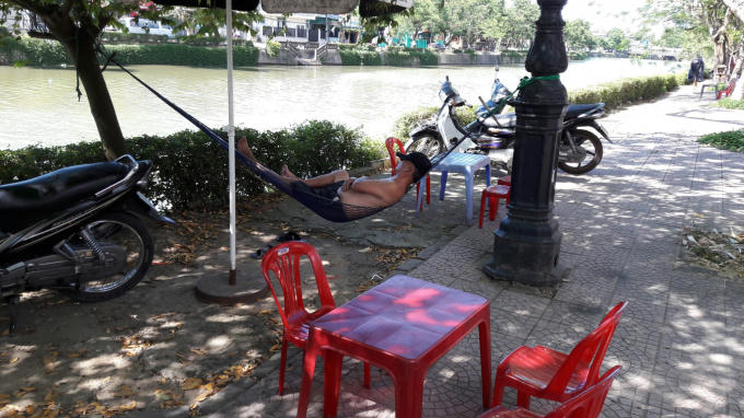 Người dân treo võng dọc các bờ sông để nghỉ mát.