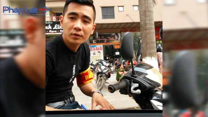 Bảo vệ xưng là người của Công ty TNHH kinh doanh dịch vụ vận tải Ánh Dương thu tiền đỗ xe.