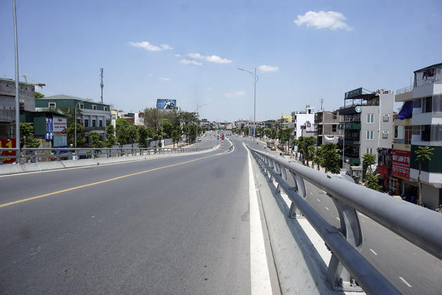 Đoạn đường mới mở phố Trần Kh&aacute;t Ch&acirc;n với h&agrave;ng c&acirc;y vừa trồng nhỏ b&eacute;, lọt thỏm giữa trưa h&egrave; gay gắt.