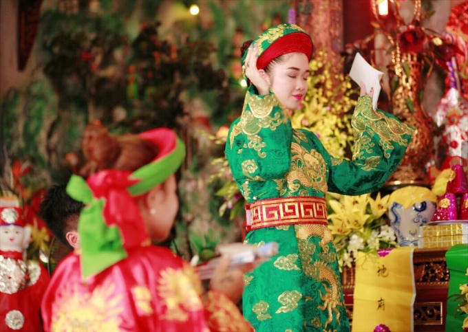 "Theo tôi nghĩ nhân sinh quan trong thế giới quan luôn tồn tại 2 luồng tư tưởng hệ là: triết học duy vật và nhận thức tâm linh. Với vấn đề duy vật trong nhân sinh quan của cuộc sống con người chính là sự mong cầu sống và làm việc, với 5 tầng lớp: Sĩ, binh, nông, công, thương.