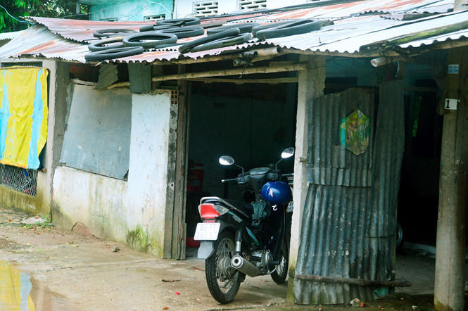 Căn nhà dột nát của gia đình chị Lâm Thị S.N – nơi 3 bé gái bị Thế hiếp dâm nhiều lần, trong thời gian dài. (Ảnh: Tintaynguyen)