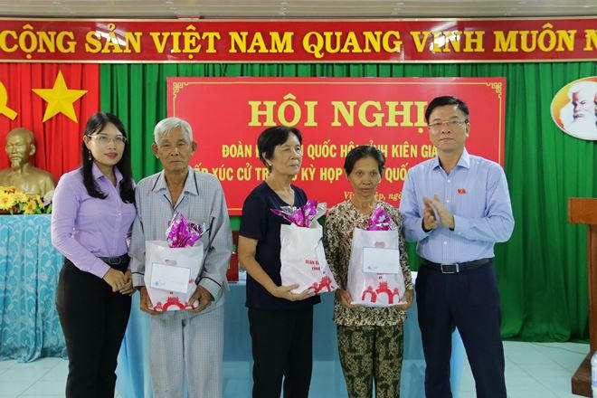 Bộ trưởng Bộ Tư pháp Lê Thành Long cùng Đoàn ĐBQH tỉnh KiênGiang tặng quà cho gia đình có hoàn cảnh khó khăn.