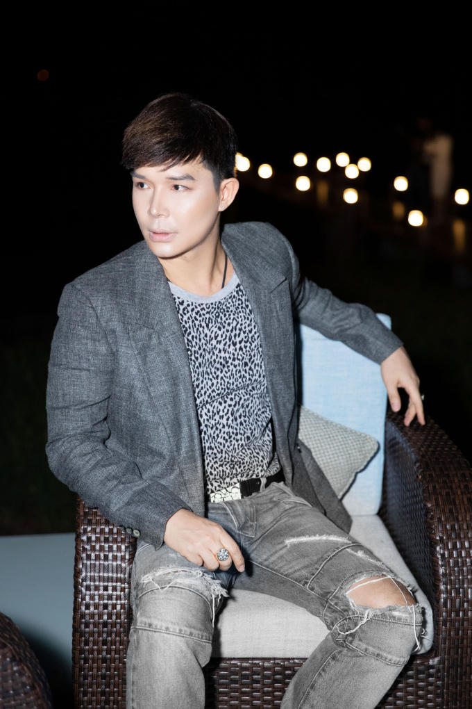 Trong trang phục hàng hiệu cùng phụ kiện kim cương ''độc nhất vô nhị'' đến từ một thương hiệu trang sức hàng đầu thế giới trị giá 10 tỷ đồng, nam ca sĩ tươi tắn, quấn quýt bên người đẹp với vẻ đẹp rất Tây.