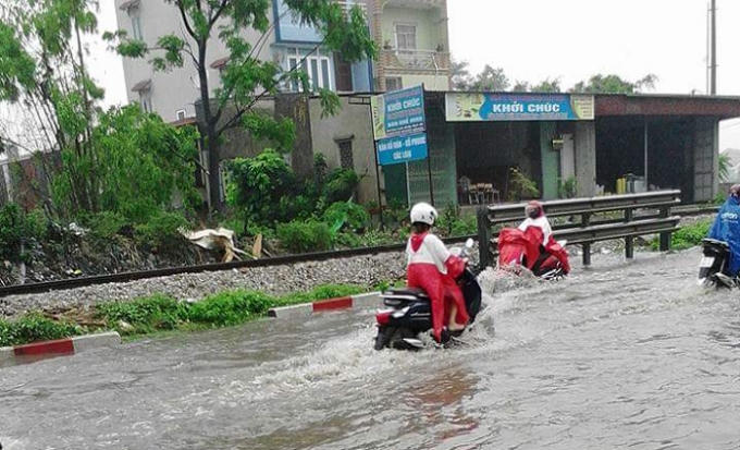 Các phương tiện di chuyển khó khăn sau cơn mưa lớn.