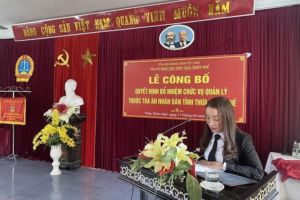 Bà Thái Thị Hồng Vân tại buổi công bố quyết định bổ nhiệm Phó chánh tòa Dân sự TAND thành phố Huế .