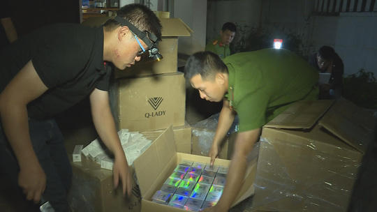 Cơ quan chức năng đang kiểm đếm số mỹ phẩm không rõ nguồn gốc.