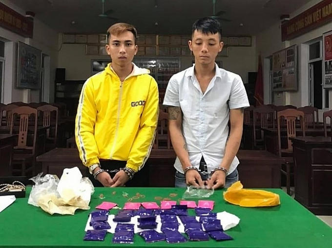 Hai đối tượng cùng tang vật.