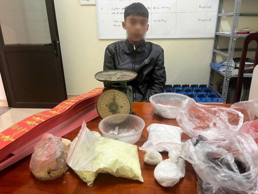 Đối tượng T.B.K và tang vật bị thu giữ.