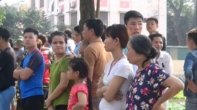 Rất đông người dân chứng kiến sự việc trên.