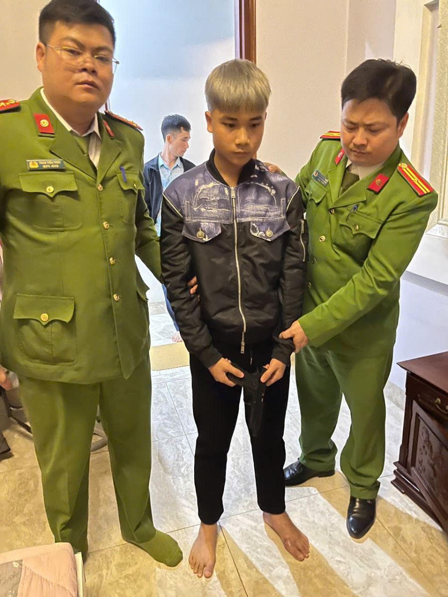 Các đối tượng và tang vật bị thu giữ.
								
							
						
						
					
				
			
			
						
							
								
									
								
								
									Các đối tượng và tang vật bị thu giữ.
								
							
						
						Các đối tượng và tang vật bị thu giữ.