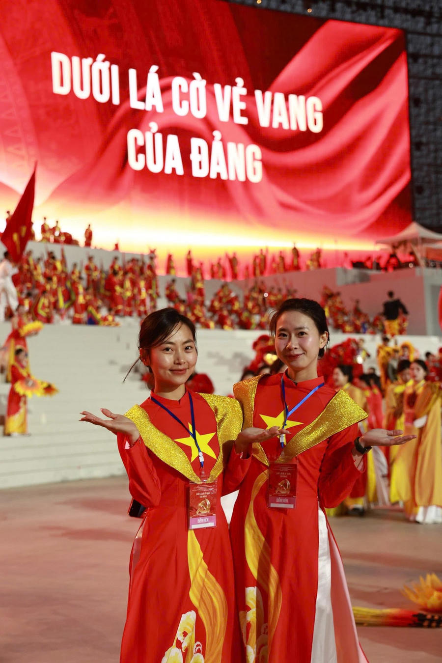 Màn biểu diễn có sự tham gia của gần 2.000 học viên biểu diễn trống nhỏ, 350 học viên múa cờ, hơn 100 học viên múa phụ họa... tạo nên màn biểu diễn hoành tráng, thống nhất.