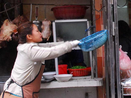 Thức ăn đường phố ở Hà Nội sẽ được tăng cường kiểm tra về an toàn thực phẩm. Ảnh: HTD