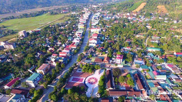 Miền Tây Nghệ An đang chuyển mình mạnh mẽ. Trong ảnh, quang cảnh thị trấn Kim Sơn (Quế Phong). Ảnh: Sách Nguyễn