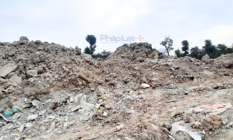 Tổng khối lượng chất thải xây dựng bị đổ trái phép tại khu đất trên được xác định là 7.829.503 kg, trên diện tích 2.331,93 m², tương đương 7.117,73 m³. Kết quả phân tích mẫu của cơ quan chuyên môn xác định đây là chất thải rắn thông thường theo quy định tại Nghị định số 08/2022/NĐ-CP của Chính phủ.