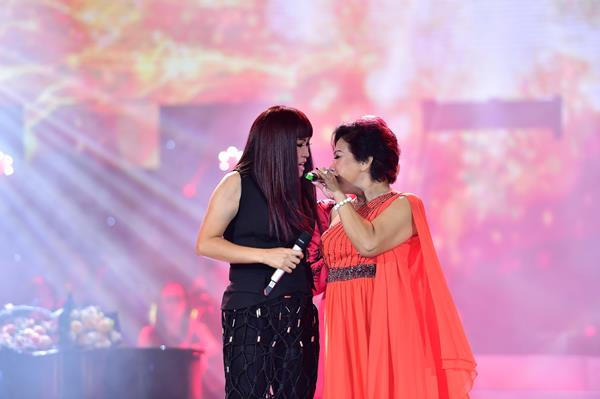 Quang Hà nắm tay Phương Thanh và Siu Black lại gần nhau trong Live Concert