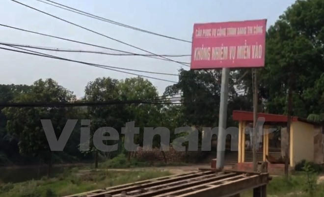 Tấm biển cảnh báo trở nên...vô hình (Ảnh: PV/Vietnam+).