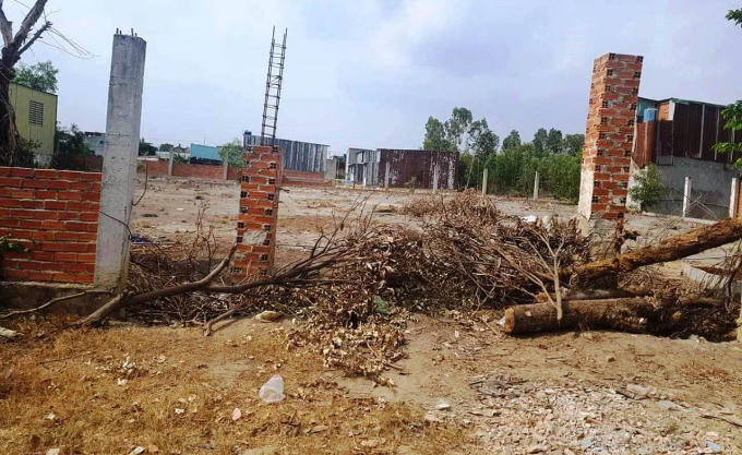 &nbsp;Một khu đất n&ocirc;ng nghiệp bị những &ldquo;&ocirc;ng tr&ugrave;m&rdquo; như V. &ldquo;l&ugrave;n&rdquo;, &ocirc;ng Đ., &ocirc;ng H. ph&acirc;n th&agrave;nh h&agrave;ng chục l&ocirc;, nền.