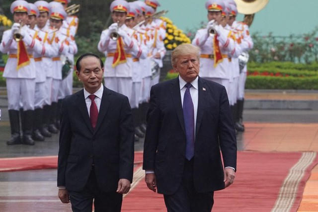 Chủ tịch nước Trần Đại Quang và Tổng thống Donald Trump trong lễ đón cấp Nhà nước tại Hà Nội (Ảnh: Hữu Nghị)