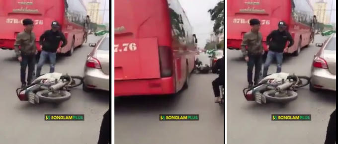 Va vào đuôi xe ô tô 4 chỗ, nam thanh niên ngã ra trước mũi xe khách.