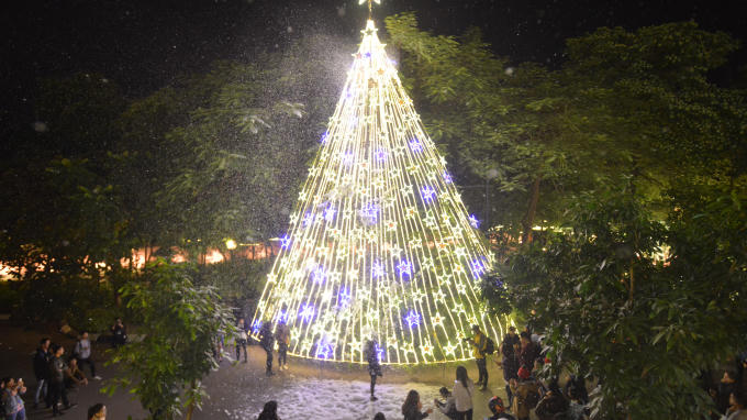 Mùa Giáng sinh năm nay, trường Đại học Thăng Long sẽ tạo ra những cơn mưa tuyết nhân tạo ở sân trường.
